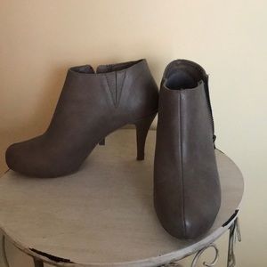 Madden Girl Ginger Ankle Bootie- Taupe Size 8